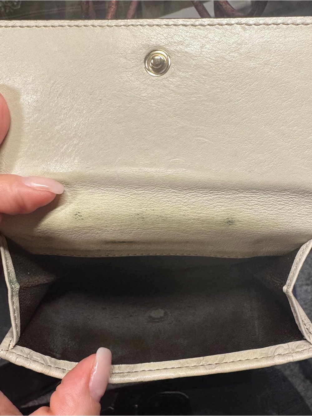 Gucci Cream Embossed GG Wallet with Heart Clasp - Picture 3 of 11